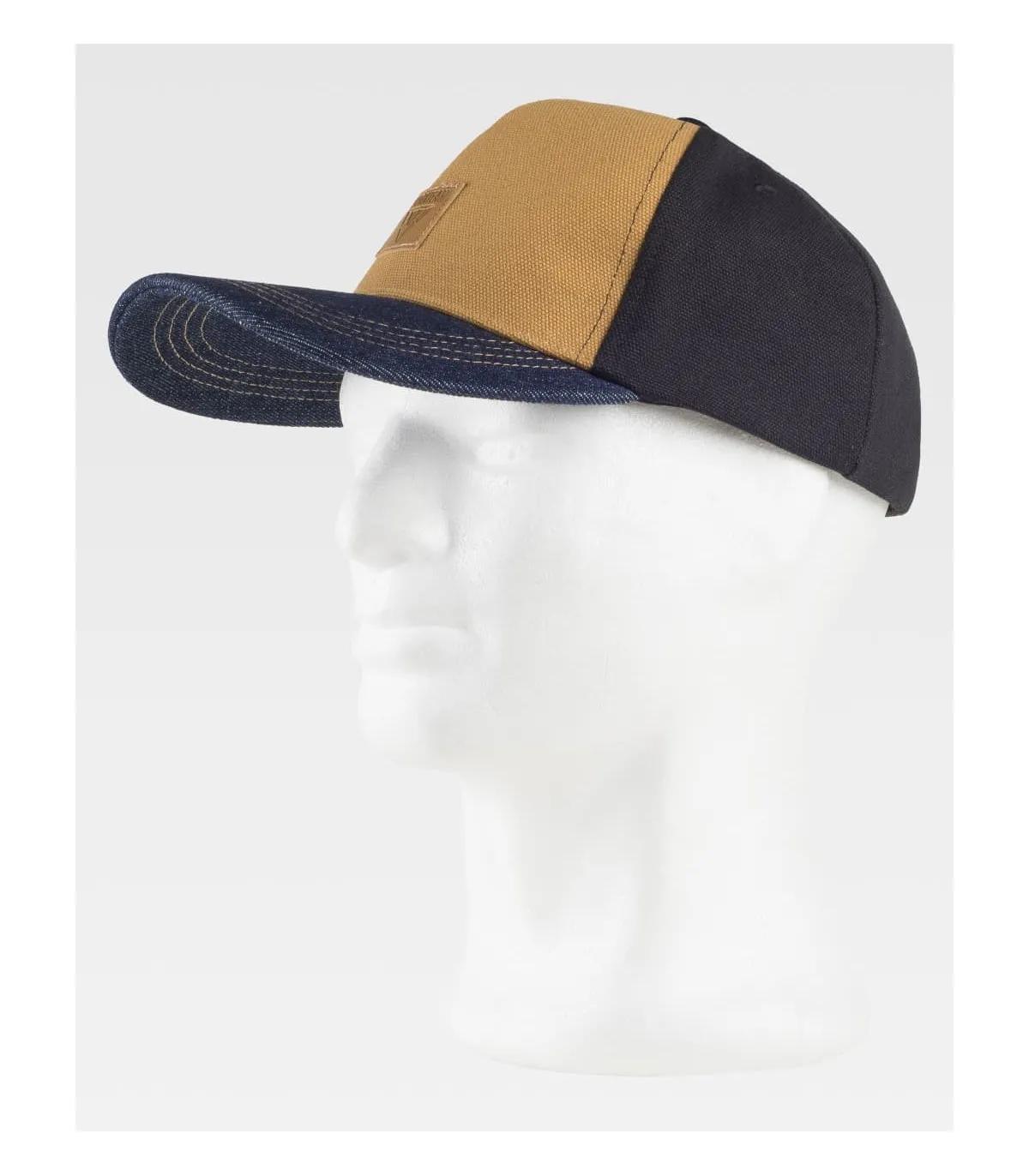 Canvas Stoffkappe kombiniert mit Jeans. Rückenverstellung mit Klettverschluss. WFA940